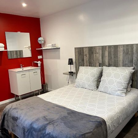 Aux Charmes 1 Bed & Breakfast Isques Exterior photo