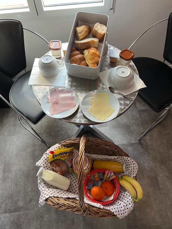 Aux Charmes 1 Bed & Breakfast Isques Exterior photo