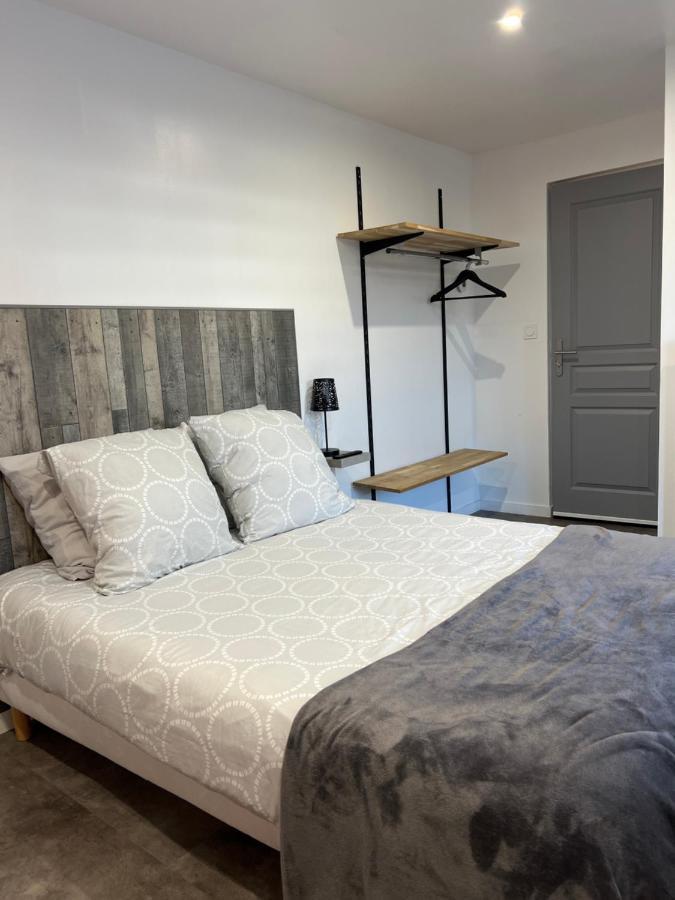 Aux Charmes 1 Bed & Breakfast Isques Exterior photo