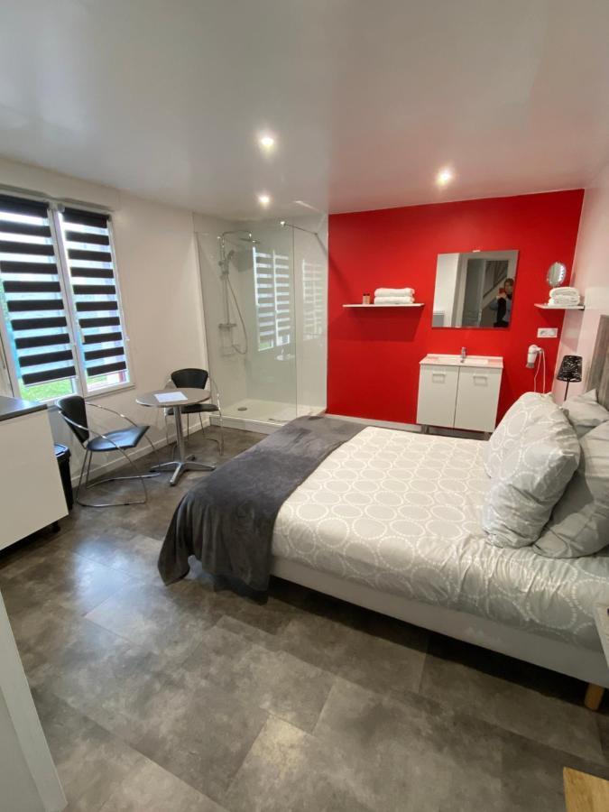 Aux Charmes 1 Bed & Breakfast Isques Exterior photo